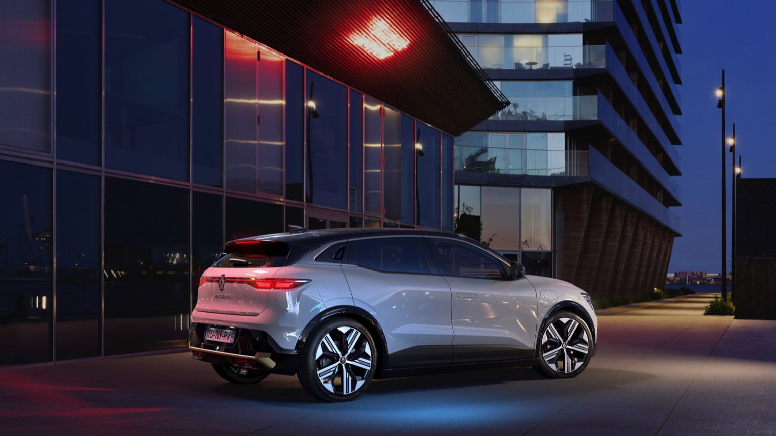 Renault Megane ETech 10@2x 2